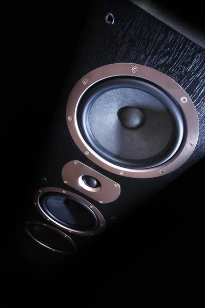サウンド スピーカー。黒い背景にオーディオのステレオ システム — ストック写真