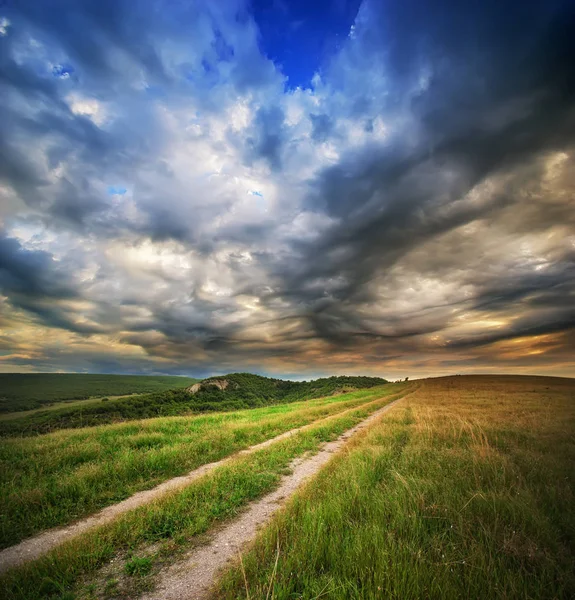 Yol lane ve karanlık fırtına bulutları gökyüzü. 