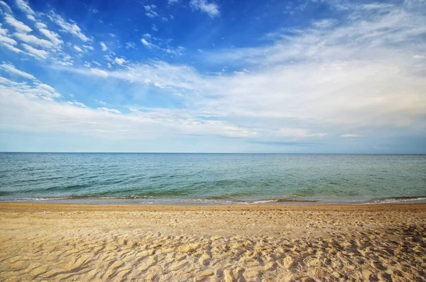 Seascape trópusi tengerparttól, napos égbolt. Nyári Azovi paradise beach — Stock Fotó