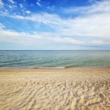 Güneşli gökyüzü ile deniz deniz manzarası tropikal plaj. Yaz cennet Azak beach