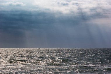 fırtına bulutları deniz manzarası arka plan. Deniz manzara ve bulutlu karanlık gökyüzü