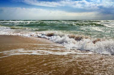Güneşli gökyüzü ile deniz deniz manzarası tropikal plaj. Yaz Cennet plaj 