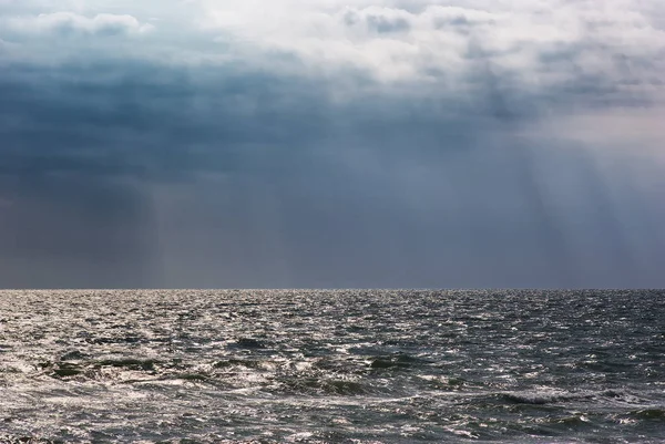 Nubes de tormenta fondo marino. Paisaje marino y cielo oscuro nublado — Foto de Stock