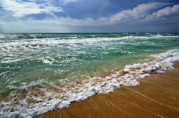 Seascape trópusi tengerparttól, napos égbolt. Nyári paradise beach — Stock Fotó