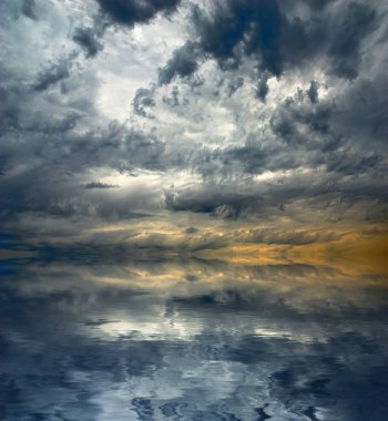 Etkileyici bir fırtına bulutları deniz manzarası geçmiş. Deniz manzara ve bulutlu karanlık gökyüzü