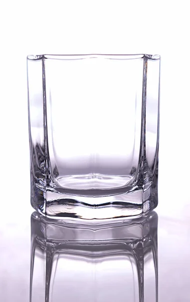 Un bicchiere di whisky su fondo bianco — Foto Stock