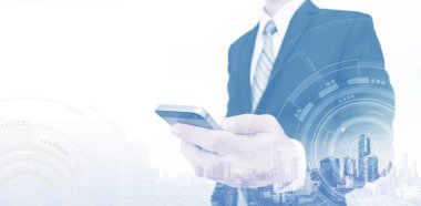 Smartphone ile kopya alanı, telekomünikasyon ağ teknolojisi kavramı kullanarak iş adamı