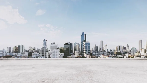 Panoramik kent manzaralı boş beton zemin