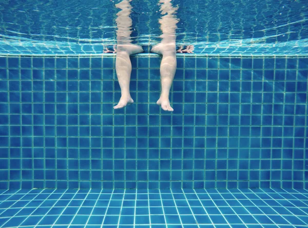 Ontspannen in het zwembad in de zomer, onderwater weergave — Stockfoto