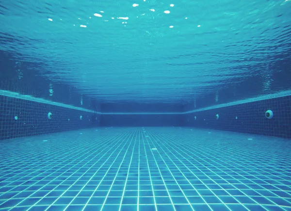 Subaquático na piscina — Fotografia de Stock