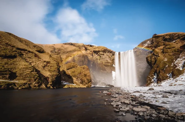 Paisajismo, cascada de Skogafoss con arco iris en hermoso día en Islandia —  Fotos de Stock