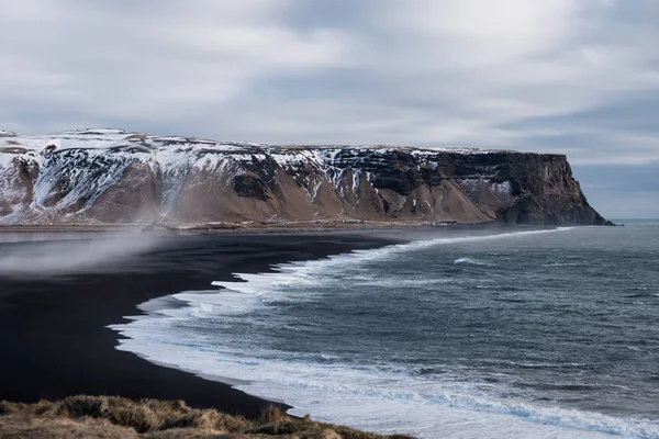 Islandia paisaje, popular hito Playa de arena negra en Vik, Islandia —  Fotos de Stock