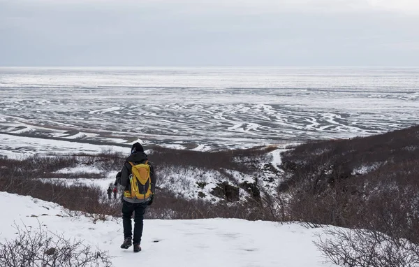 Mochileiro andando na montanha de neve no inverno — Fotografia de Stock