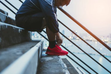 Asya adam ipe koşu diyet, kilo vermek için egzersiz için çalıştırmak için hazırlanıyor ayakkabı,