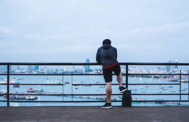 Pattaya şehir manzaralı, akşamları çalıştırdıktan sonra bakarak zevk bir adam