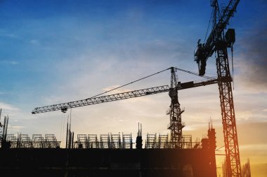 ' Nde Günbatımı inşaat alanında bina siluet
