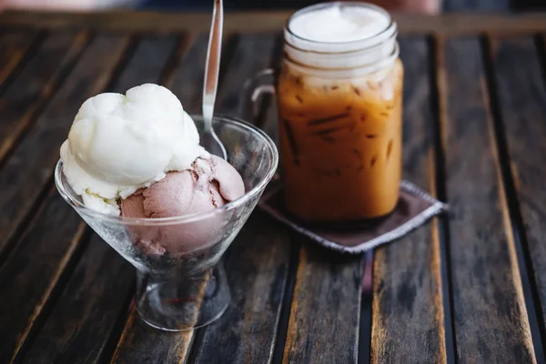 Yaz tatlı, dondurma ahşap masa, seçmeli tarih ile buzlu kahve dondurma fincan üzerinde odaklanmak