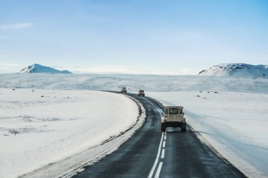 Kışın, İzlanda'daki karayolu üzerinde sürüş bir otomobil ile yolda