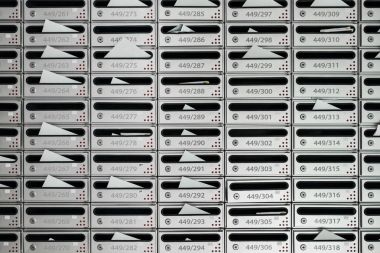 Letterboxes ve faturaları ile harfler, Oda numarası ile
