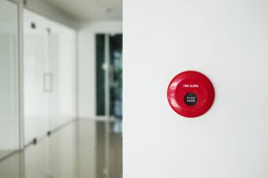 Yangın alarm, acil durum düğmesi modern ofis beyaz duvar