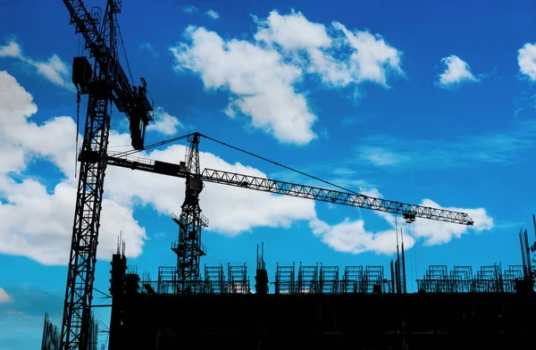 Edificio de siluetas en construcción con cielo azul y nube blanca — Foto de Stock