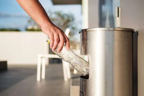 Çöp çöp, atık ayırma ve ekoloji kavramı kaydetmek plastik geri dönüşüm, plastik şişe atık koyarak el