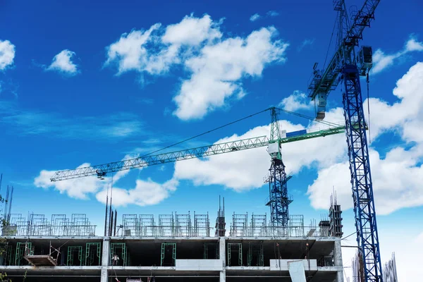 Edificio en construcción con cielo azul y nube blanca — Foto de Stock