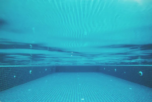 Bajo el agua en piscina — Foto de Stock