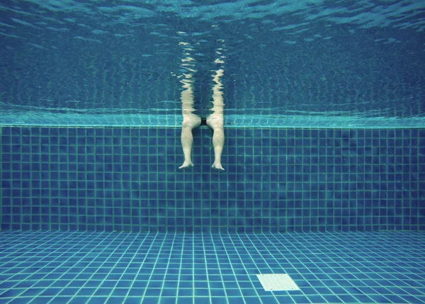 Relajante bajo el agua en la piscina en verano — Foto de Stock