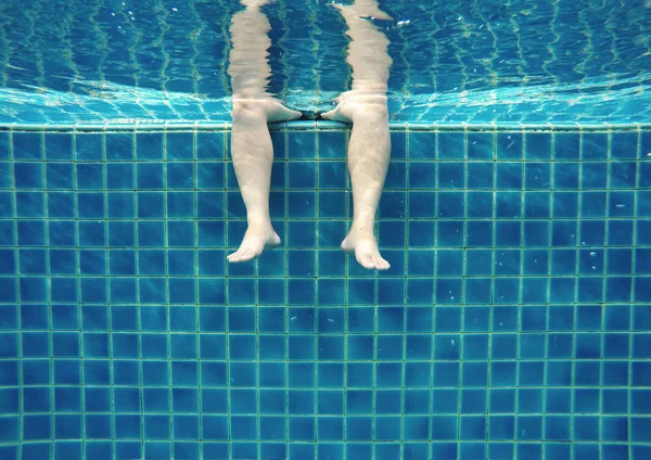 Relaxando debaixo d 'água na piscina no verão — Fotografia de Stock