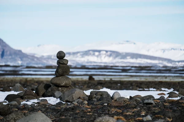 Pedras de equilíbrio empilhadas, Paisagem no inverno, zen-like, conceito de calma — Fotografia de Stock