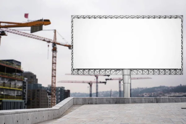 Panneau d'affichage vierge pour la publicité dans la ville avec grue de construction — Photo