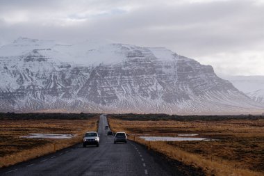 Ülke Road peyzajlı, İzlanda'daki karayolu üzerinde yolculuk