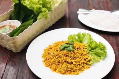 Geleneksel Tayland gıda, curcuma herb ile kızarmış balık hizmet taze sebze ile ince pirinç şehriye ve deniz ürünleri baharatlı yiyecek