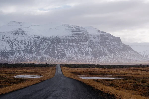 Country Road Paisajismo, carretera vacía abierta en Islandia —  Fotos de Stock