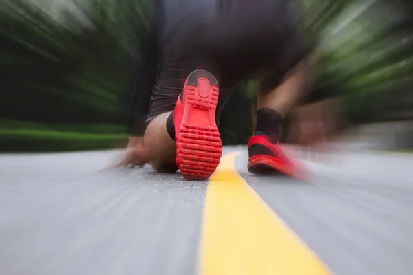 Runner's voeten draait op de weg, met snelheid beweging, selectieve aandacht op schoen — Stockfoto