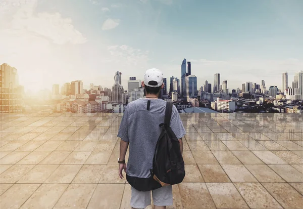 一个人的背包站在日出观光城市景观 — 图库照片