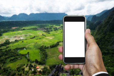 Akıllı telefon, dağda tutan el güzel doğa görünümü, kopya alanı için boş beyaz ekran