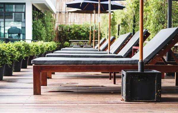 Chaise longue de luxe pour bronzer en plein air à la piscine du complexe — Photo