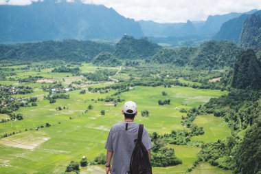 Güzel çevre düzenlemesi doğa manzarayı Laos, gezici eğlence aktivite gezi noktaya hiking dağın zirvesinde sırt çantası ile genç adam