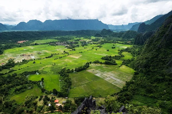 Paysager vue panoramique sur la campagne Vang Vieng au Laos — Photo