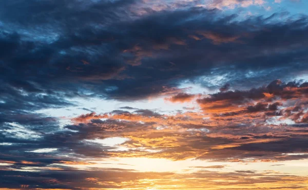 夕焼け空、夕日のきれいな夏空 — ストック写真