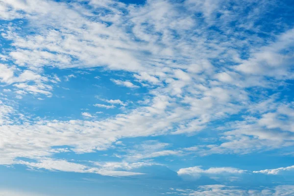 Голубое небо и белые облака, дневной облачный пейзаж — стоковое фото
