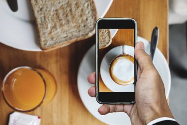 Gıda fotoğraf, akıllı telefon, sıcak kahve ile sabah yemek yiyecek fotoğraf çekme