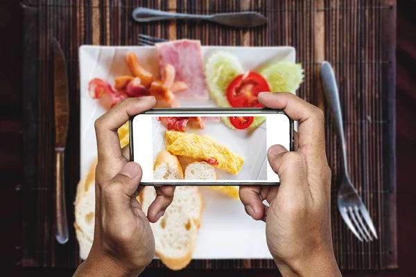 Ev yapımı omlet Kahvaltı, akıllı telefon tarafından üstten görünüm fotoğraf çekici