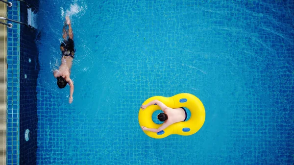 Bovenaanzicht, een ontspannen, man op zwembad in de zomer — Stockfoto