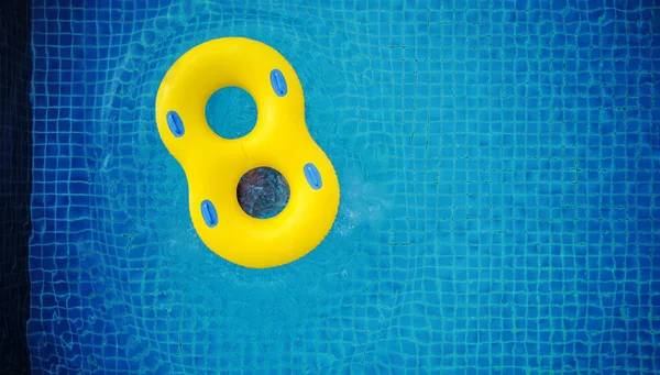 Flutuador de natação amarelo, flutuando na piscina — Fotografia de Stock