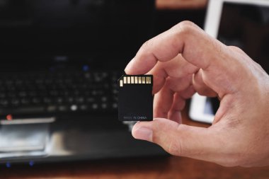 Bellek kartı, Çin teknoloji üründe yapılan tutan yakın çekim el