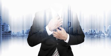 Çift pozlama işadamı fütüristik modern şehir arka planda bina ile