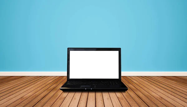 Ordenador portátil con pantalla blanca vacía en blanco, en suelo de madera con pared azul. Ruta de recorte en la pantalla —  Fotos de Stock